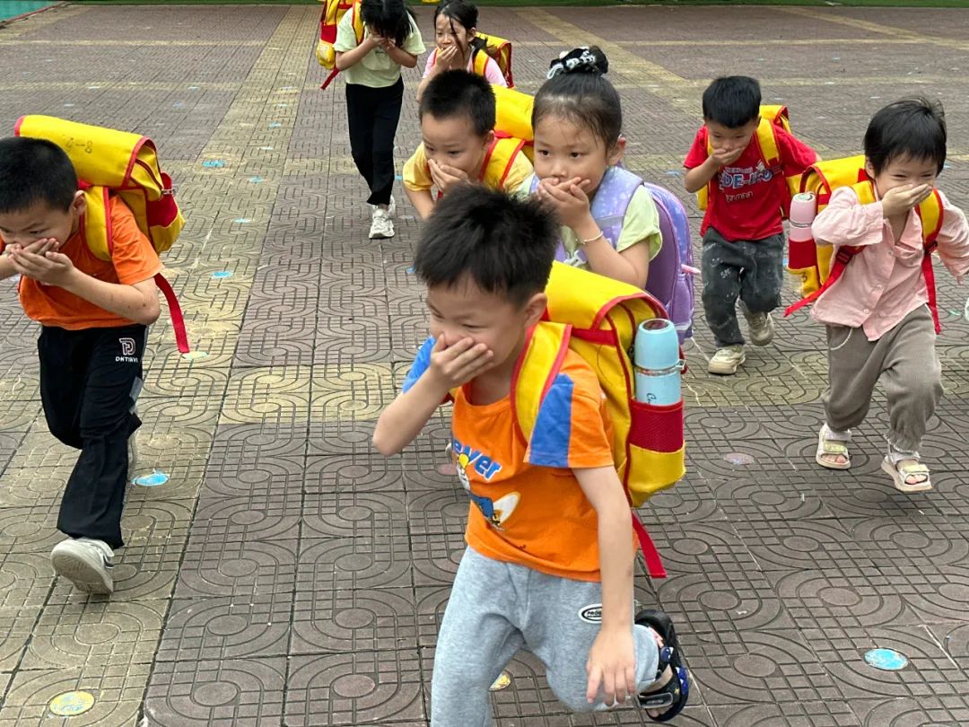 安全乘校車 平安伴我行——大嶺金色未來(lái)幼兒園校車消防應(yīng)急演練