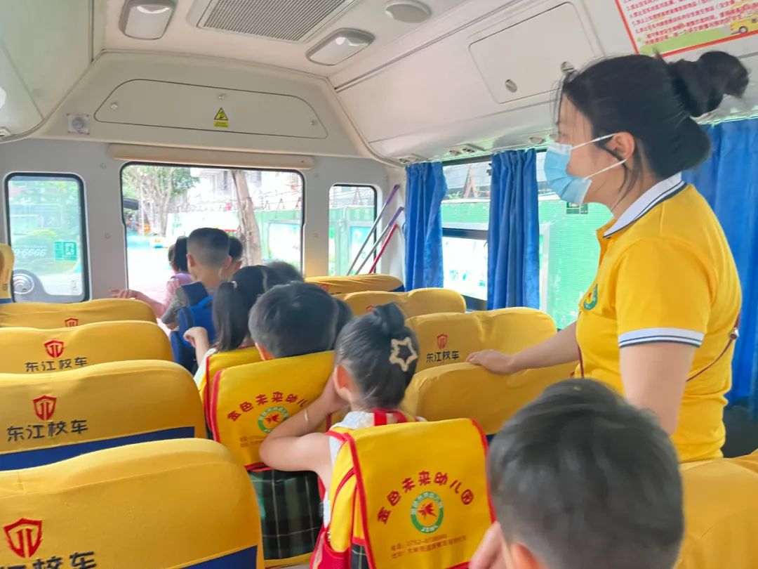 安全乘校車 平安伴我行——大嶺金色未來(lái)幼兒園校車消防應(yīng)急演練
