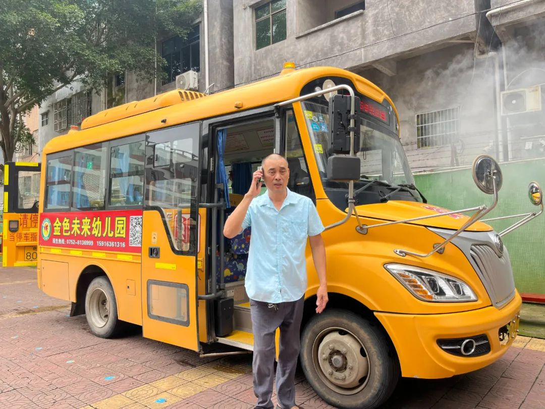 安全乘校車 平安伴我行——大嶺金色未來(lái)幼兒園校車消防應(yīng)急演練