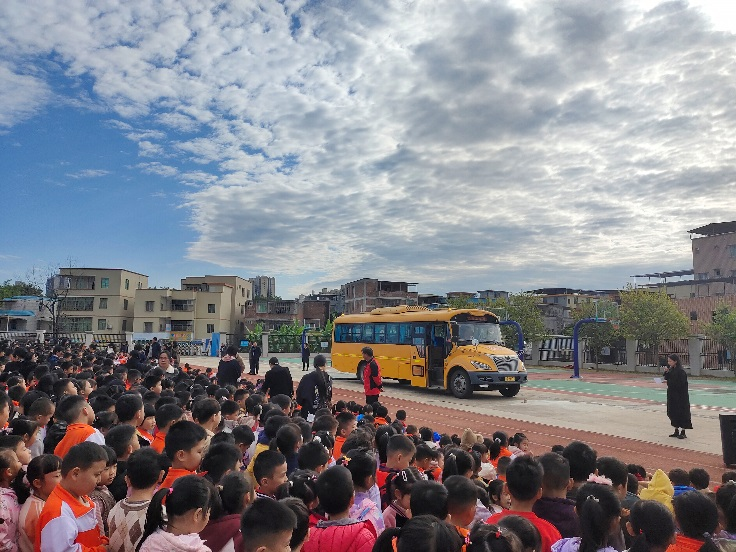 百加小學(xué)交通安全教育暨校車(chē)安全應(yīng)急演練活動(dòng)