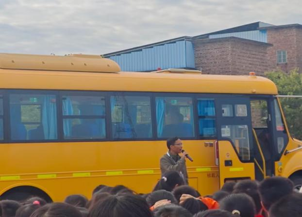 百加小學(xué)交通安全教育暨校車(chē)安全應(yīng)急演練活動(dòng)