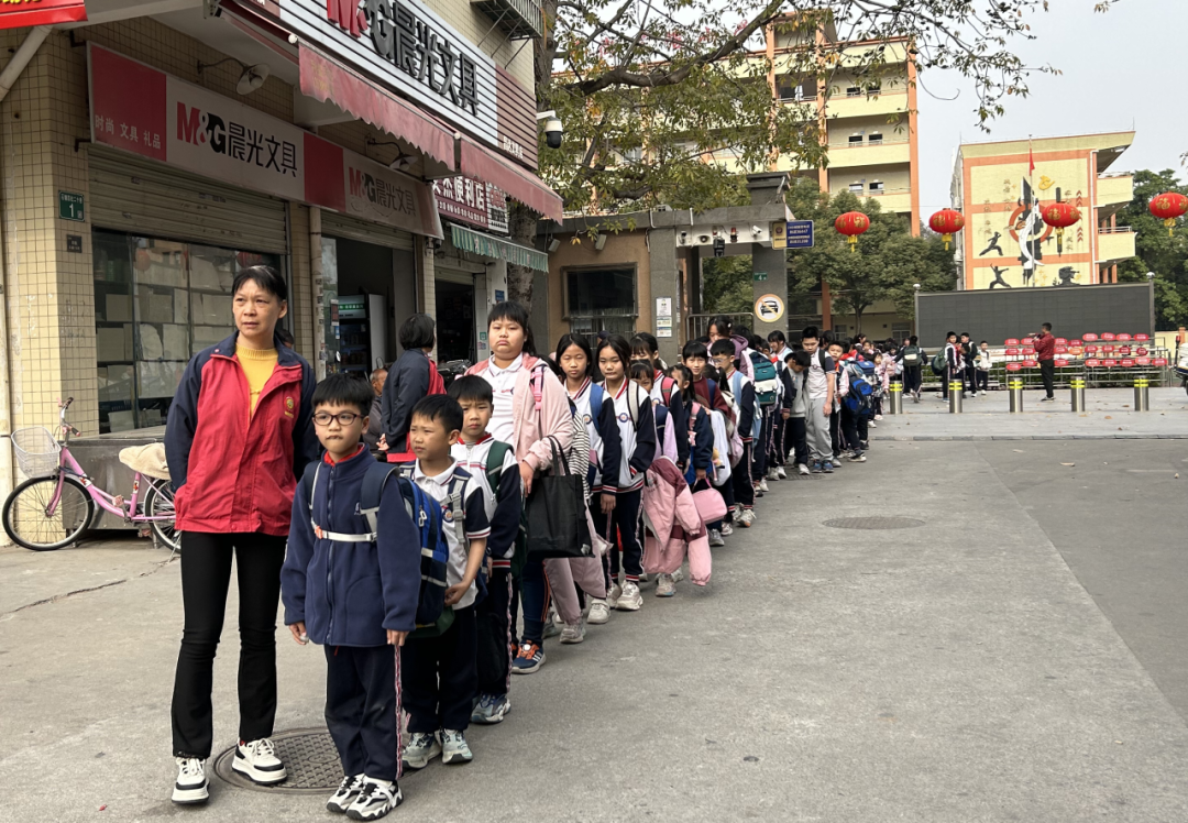 校車安全大闖關(guān)！我們都是勇敢的活力少年！——東塘小學校車安全應急疏散演練活動