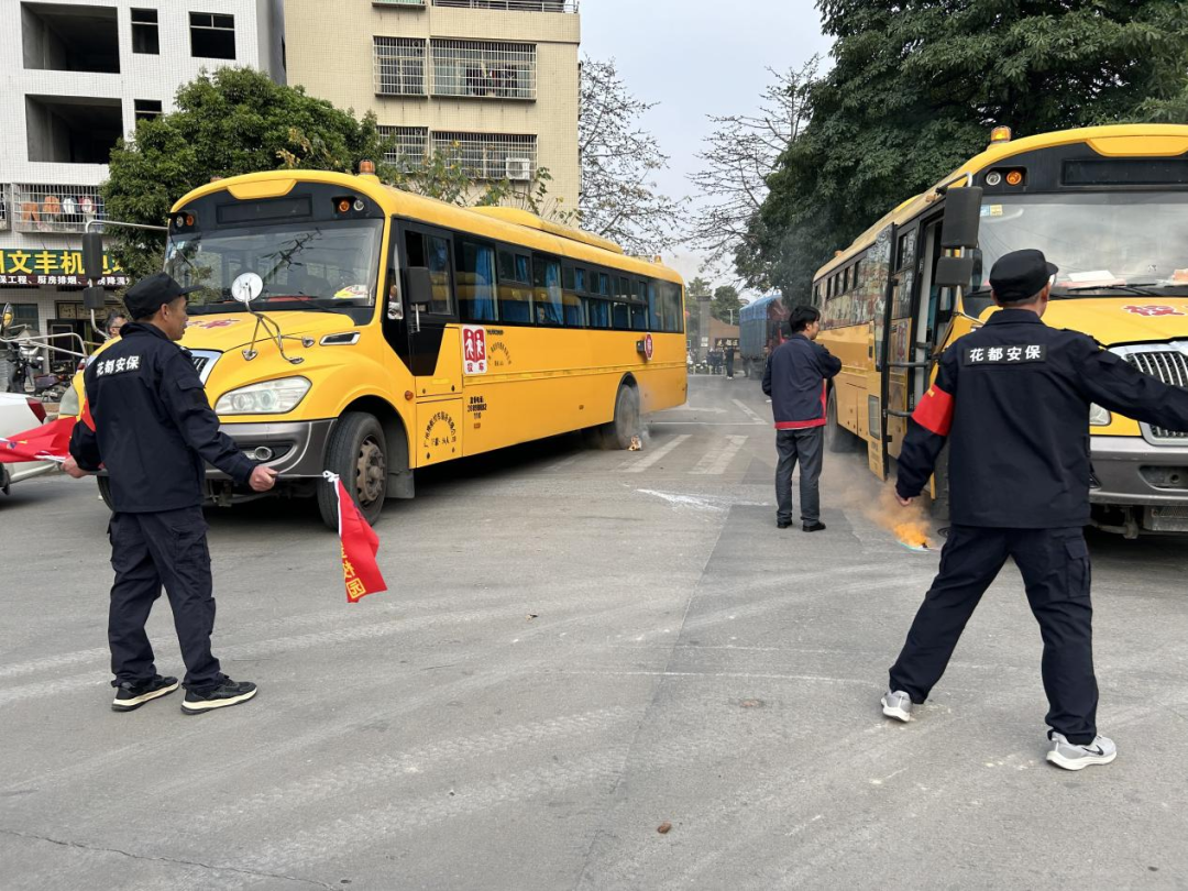 校車安全大闖關(guān)！我們都是勇敢的活力少年！——東塘小學校車安全應急疏散演練活動