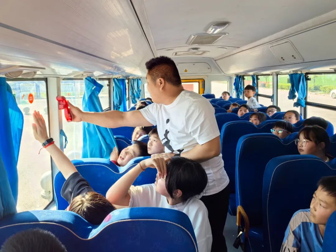 【二小 · 集團新聞】葉集二小教育集團孫崗校區(qū)組織開展校車安全應(yīng)急逃生演練活動