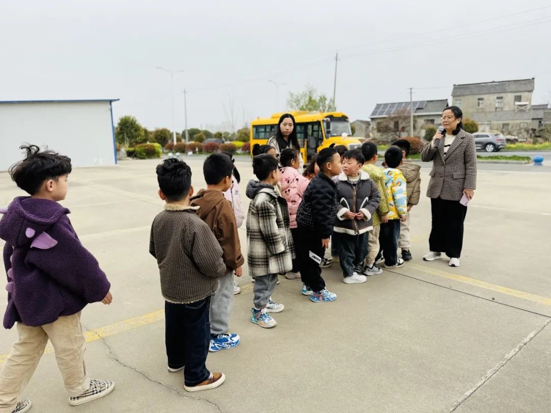 安全丨平安乘車 你我“童”行——小紀(jì)鎮(zhèn)中心幼兒園校車安全應(yīng)急疏散演練活動(dòng)