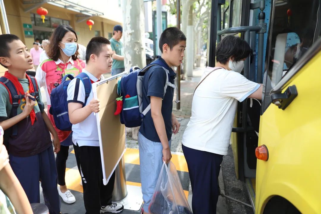 安全帶，生命帶——董李鳳美康健學校組織牢系安全帶校車演練