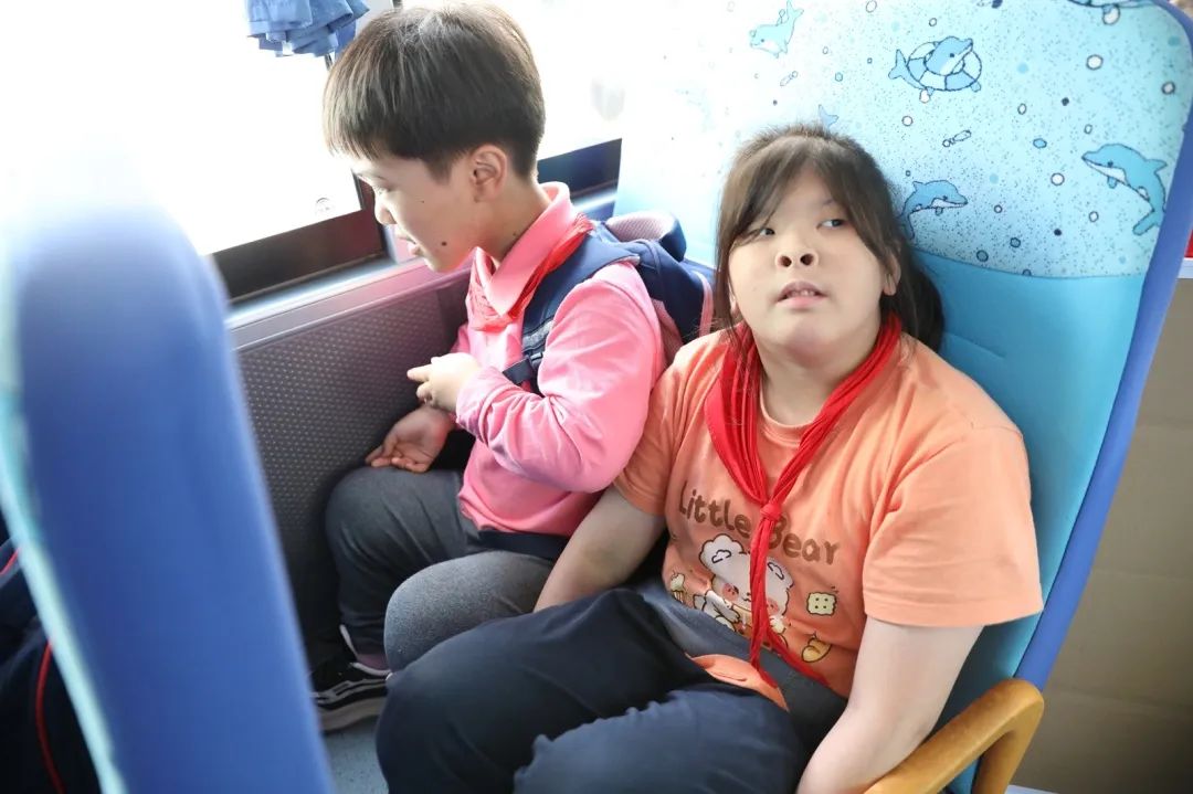 安全帶，生命帶——董李鳳美康健學校組織牢系安全帶校車演練