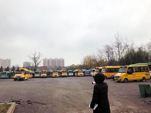 湖北省崇陽縣率先成立國(guó)有校車公司 收購180多臺(tái)私營(yíng)校車嚴(yán)格統(tǒng)一管理