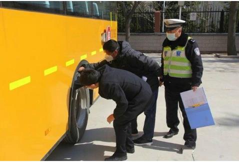 開辟綠色通道、助力校車復(fù)工 威海交警全力做好校車安全管理工作