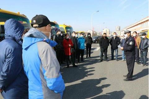 開辟綠色通道、助力校車復(fù)工 威海交警全力做好校車安全管理工作
