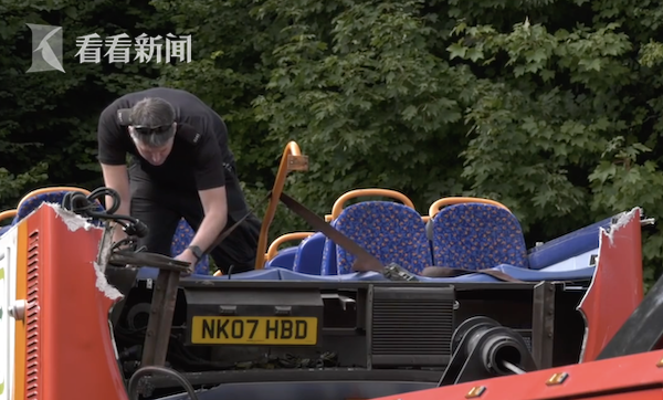 英國校車司機(jī)抄近路不顧限高 巴士車頂全被削掉