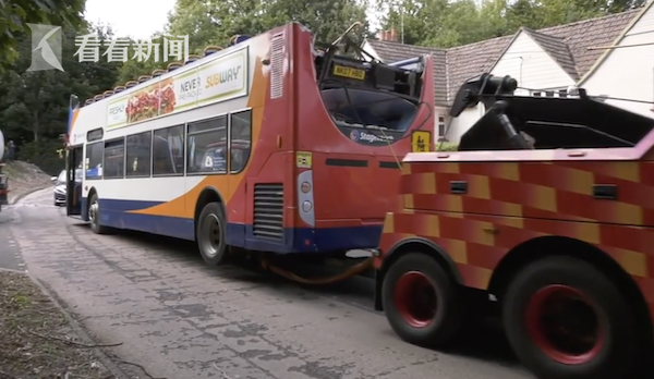 英國校車司機(jī)抄近路不顧限高 巴士車頂全被削掉