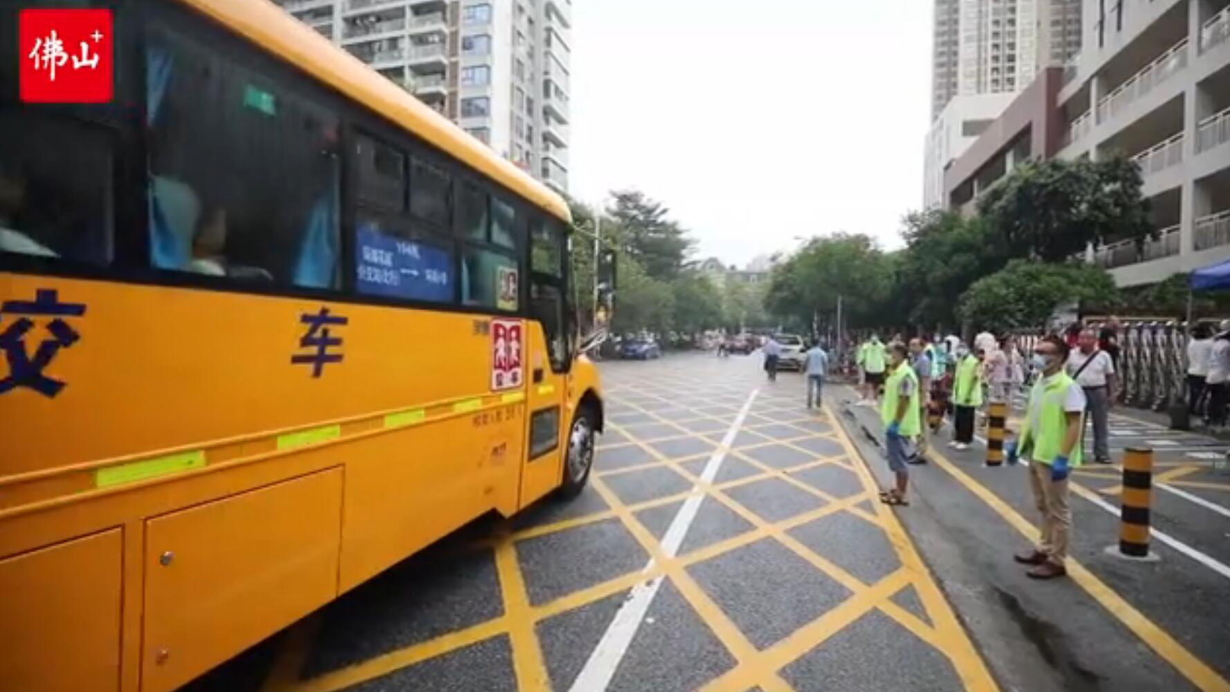 佛山“共享校車”運(yùn)營 專人全程護(hù)送助學(xué)生安全到校