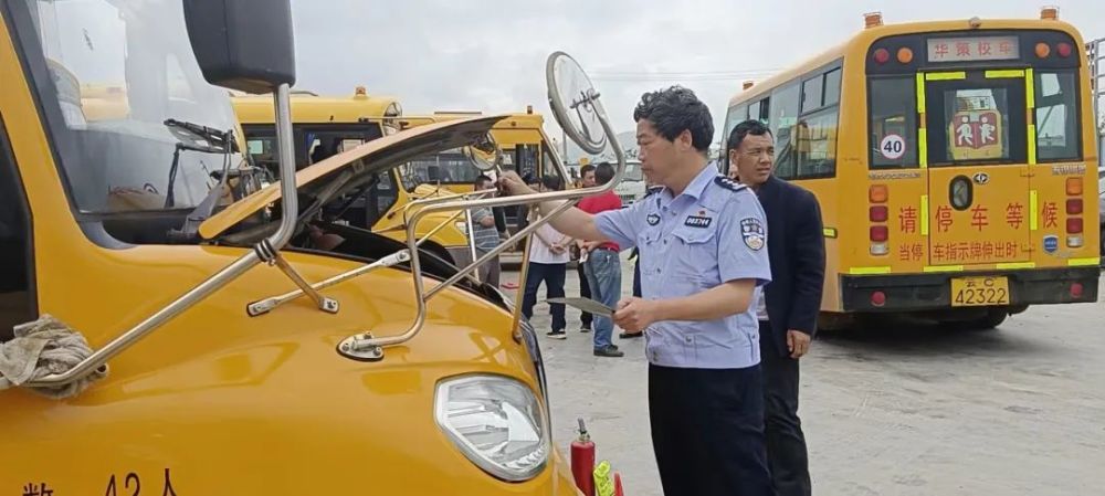 昭陽(yáng)交警二大隊(duì)持續(xù)開(kāi)展校車安全大檢查 為平安上學(xué)路“保駕護(hù)航”