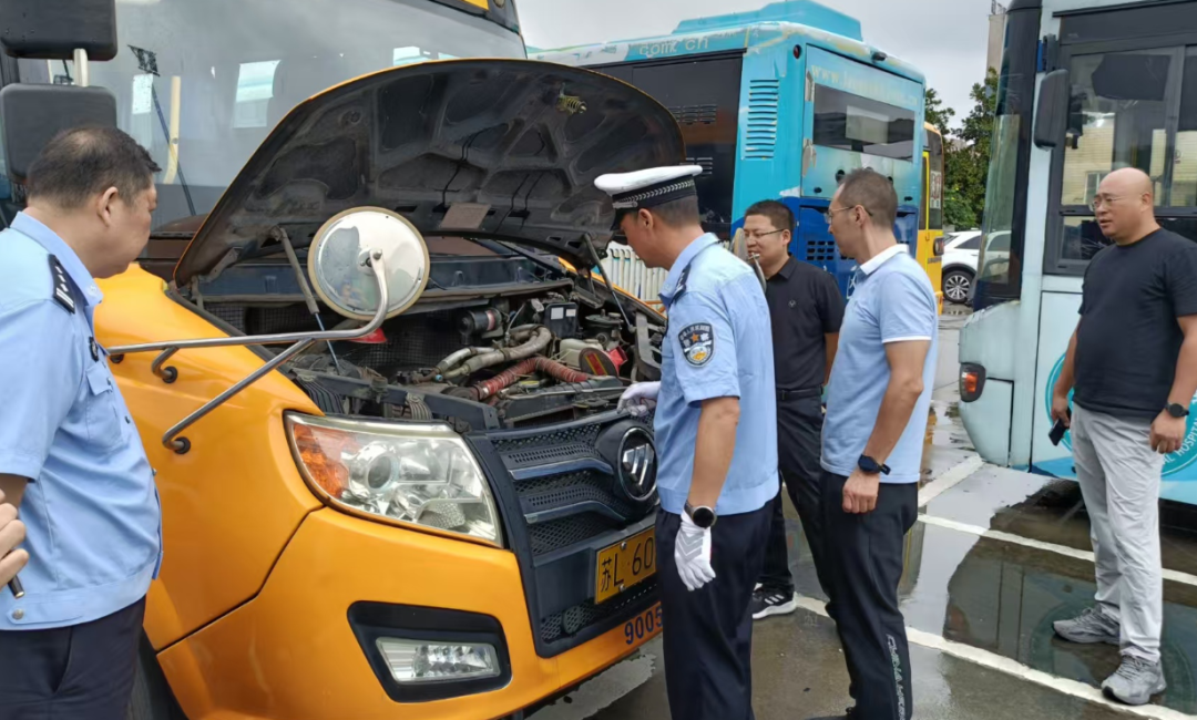 多部門聯動護學!筑牢校車安全防線 多部門聯動護學!筑牢校車安全防線