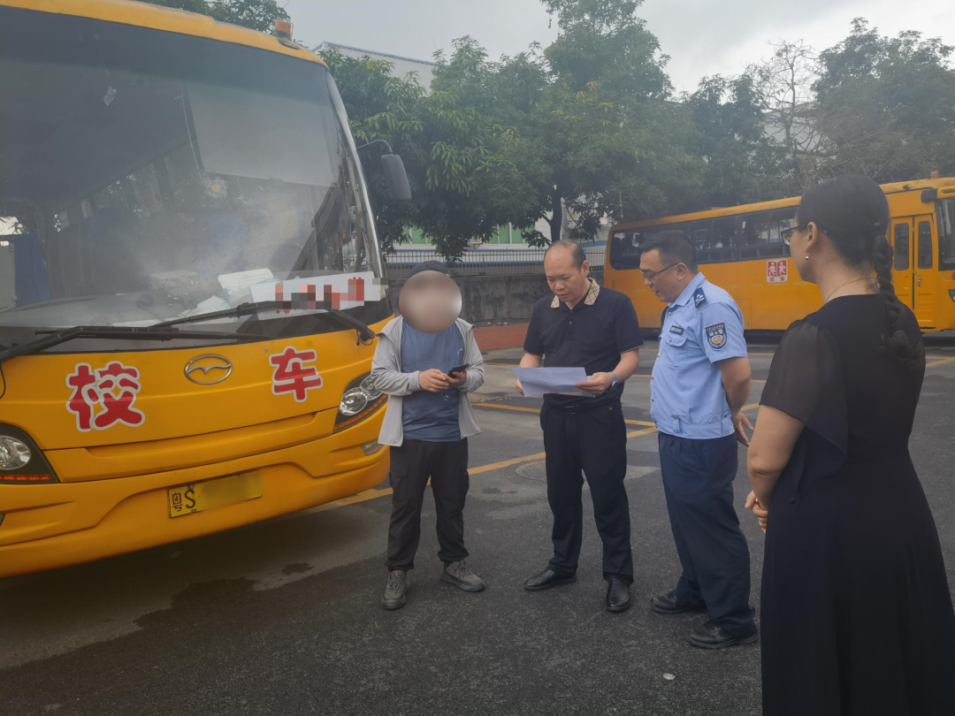 頂風作案！“過期”校車偷摸上路接送學生，東莞交警：罰款2萬元…