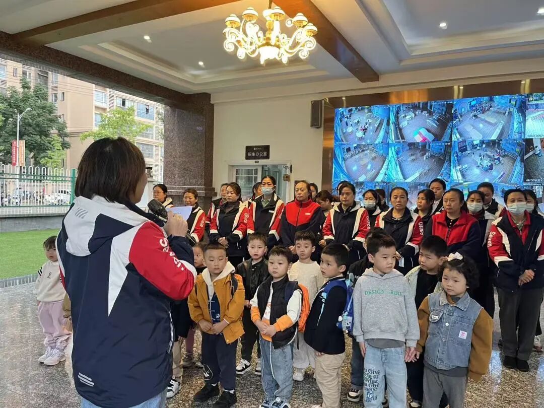 平安乘車 安全“童”行——射洪七幼校車安全應(yīng)急演練 平安乘車 安全“童”行——射洪七幼校車安全應(yīng)急演練