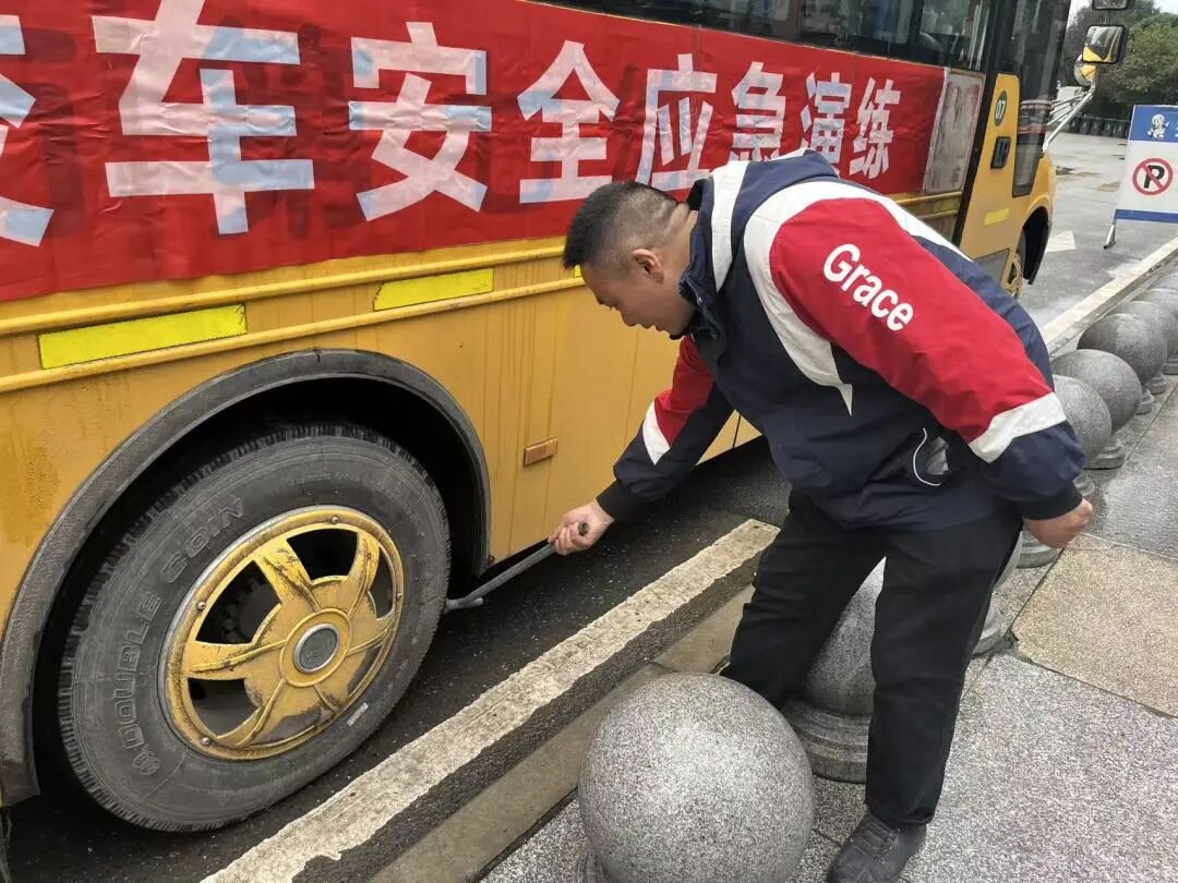 平安乘車 安全“童”行——射洪七幼校車安全應(yīng)急演練 平安乘車 安全“童”行——射洪七幼校車安全應(yīng)急演練