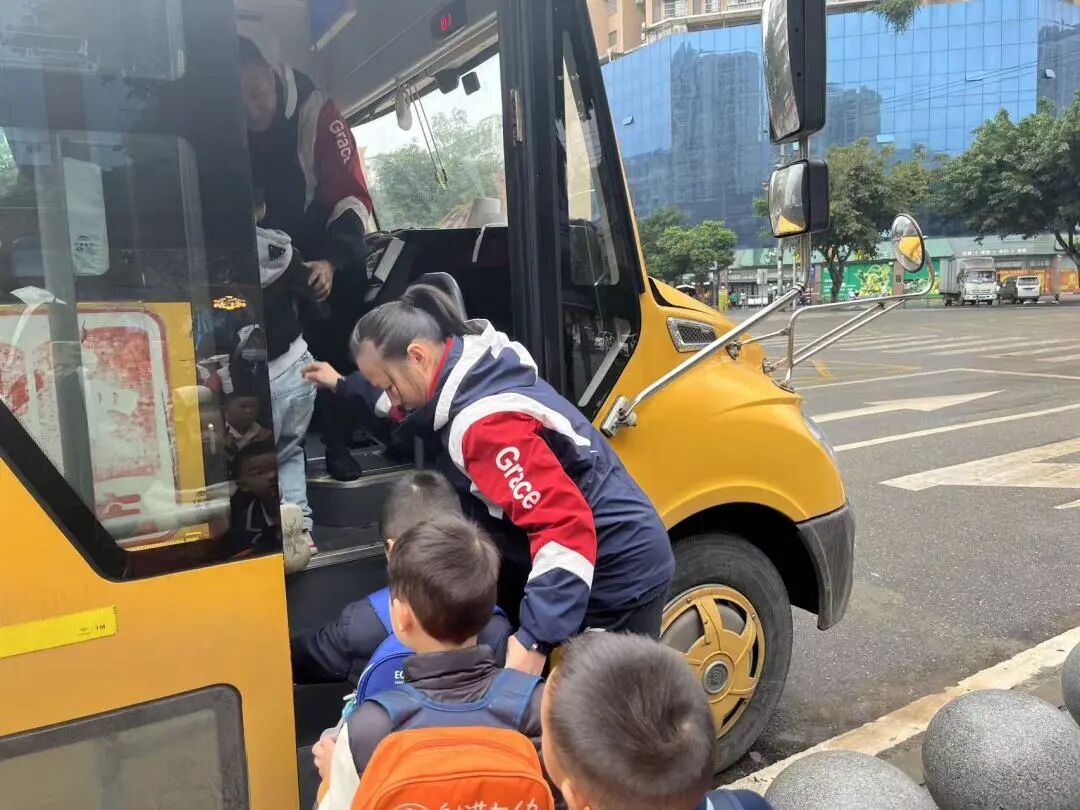 平安乘車 安全“童”行——射洪七幼校車安全應(yīng)急演練 平安乘車 安全“童”行——射洪七幼校車安全應(yīng)急演練