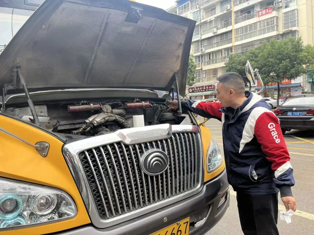 平安乘車 安全“童”行——射洪七幼校車安全應(yīng)急演練 平安乘車 安全“童”行——射洪七幼校車安全應(yīng)急演練