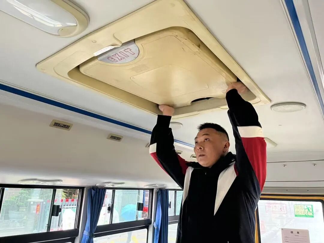 平安乘車 安全“童”行——射洪七幼校車安全應(yīng)急演練 平安乘車 安全“童”行——射洪七幼校車安全應(yīng)急演練