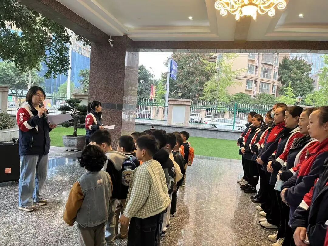 平安乘車 安全“童”行——射洪七幼校車安全應(yīng)急演練 平安乘車 安全“童”行——射洪七幼校車安全應(yīng)急演練