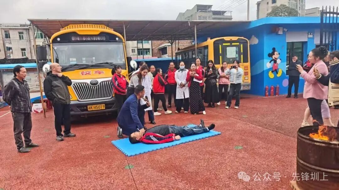 筑牢安全防線 守護童心出行——圳上鎮開展校車安全應急演練