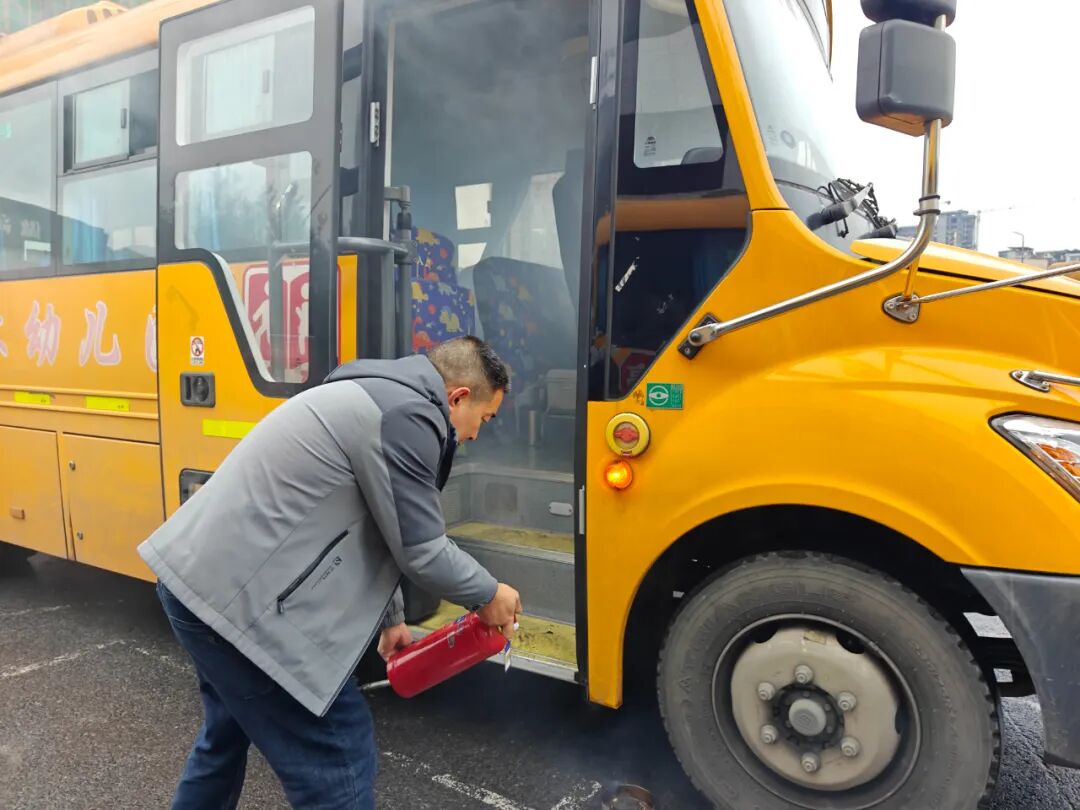 【校車(chē)安全】安全“童”行--仁懷市城北幼兒園開(kāi)展校車(chē)消防安全演練活動(dòng)