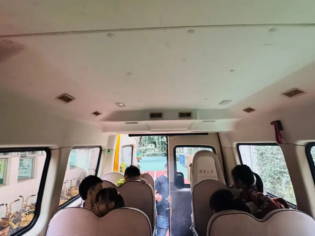 【校園快訊】安全常識(shí)我知道——校車疏散演練 【校園快訊】安全常識(shí)我知道——校車疏散演練