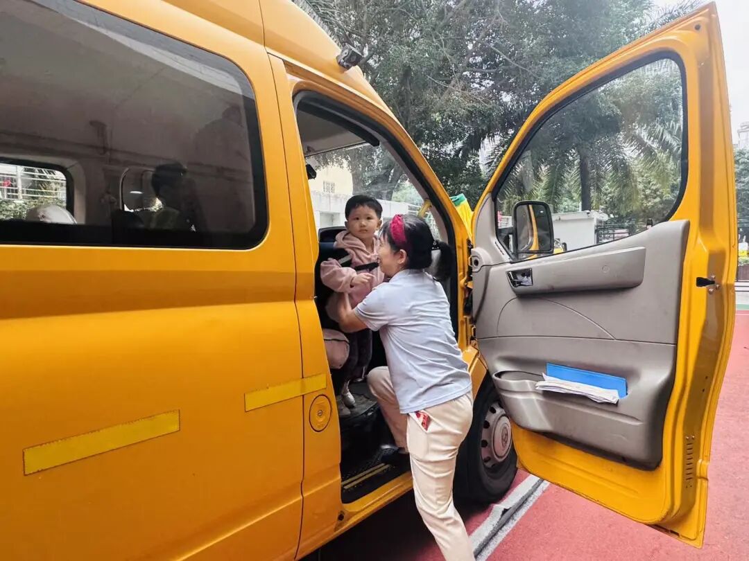 【校園快訊】安全常識(shí)我知道——校車疏散演練 【校園快訊】安全常識(shí)我知道——校車疏散演練