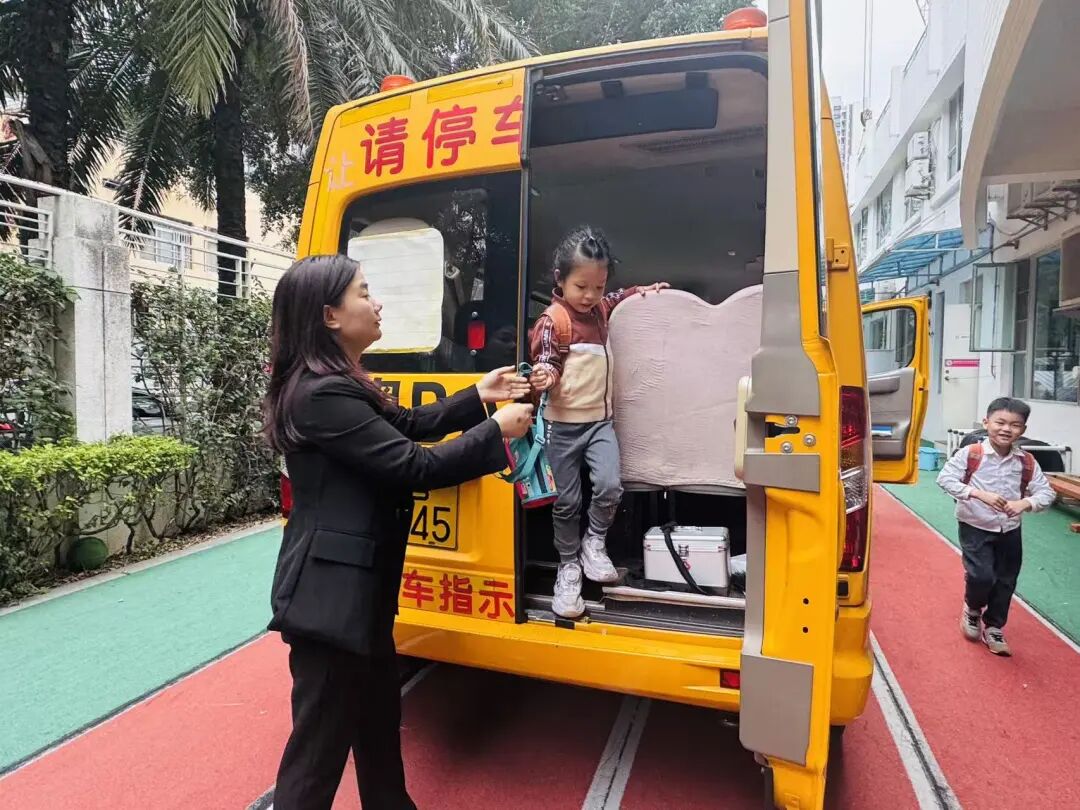 【校園快訊】安全常識(shí)我知道——校車疏散演練 【校園快訊】安全常識(shí)我知道——校車疏散演練