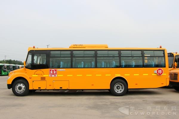 中通十米“長(zhǎng)鼻子”專用校車.jpg
